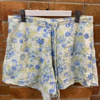 Ghanda Womens  Size 8 Floral shorts 