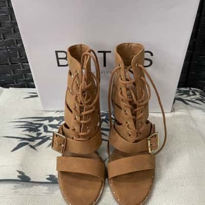 Betts Womens  Size 6 Heels Brown 