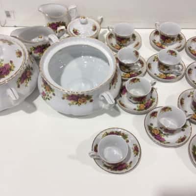 A Regal Porcelain Roses Incomplete Dinner Set