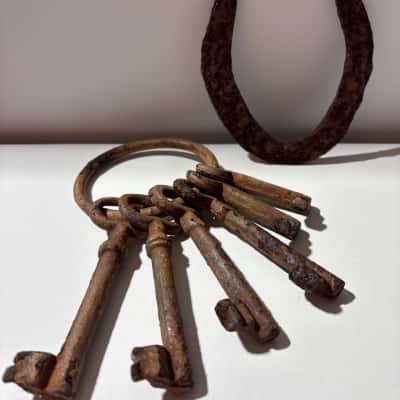 Rustic VINTAGE set of keys and horseshoe set 