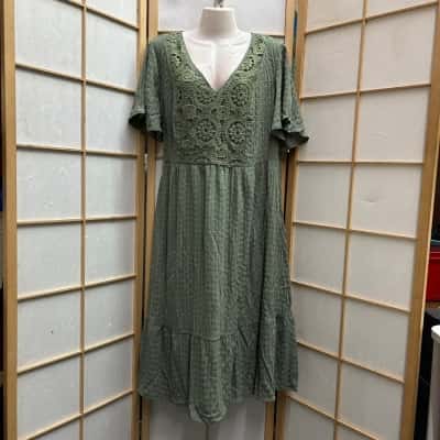 New With Tags BLOOMCHIC Women's Size 18-20 Lace Textured Pockets Tiered MIdi Dress/ Short Sleeve / V-neck Green