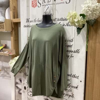 Kai’na Collection Brand! MADE IN ITALY! THE PERFECT CASUAL WEAR LONG SLEEVE TOP W/ LARGE BUTTON DETAILING! Womens  Size 12 Long Sleeve Top Green / Khaki 
