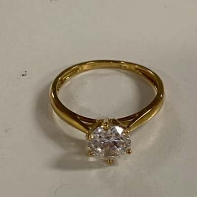  9ct YG Ring W/ Clear Stones