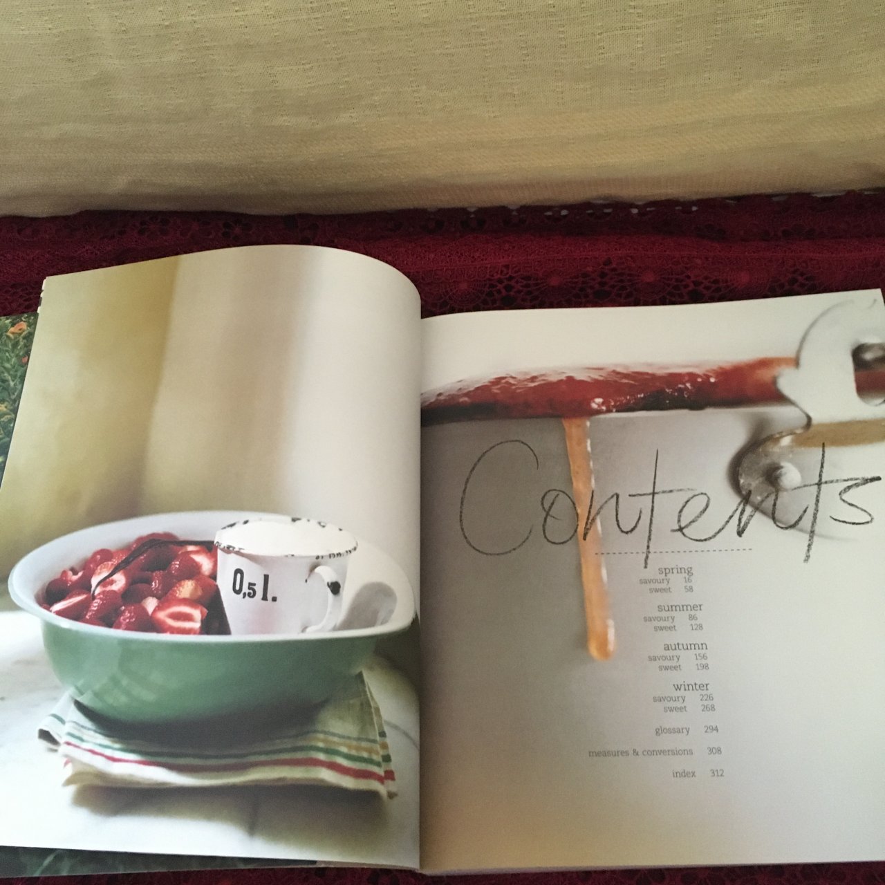 Donna Hay Seasons Cookbook, Paperback