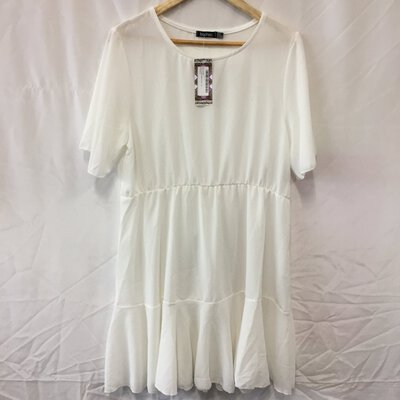 *New with tags* Boohoo White Short Sleeved Tiered Dress Size 18