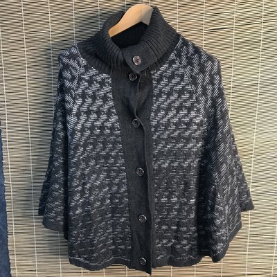 ** FINAL CLEARANCE** LIZ JORDAN WOMENS GREY/WHITE PONCHO, Size S/M