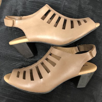 *REDUCED* Diana Ferrari Womens Open Toe Super Soft Tan Leather Sandle With Small Heel Size 9C
