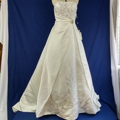 *REDUCED* BNWT Strapless Wedding Dress Size 6 Ivory Duchess Satin Embroidered Bodice Detail