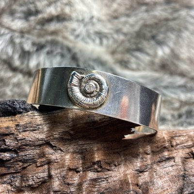 925 Silver Hallmarked Cuff Bracelet With Snail Shell Decal And White Stone