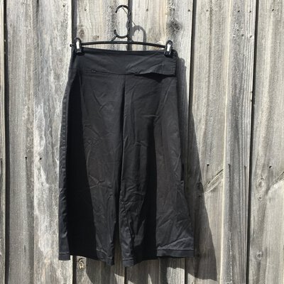 ** LAST CHANCE CLEARANCE ** MORRISON Womens  Black Capris, Size XS
