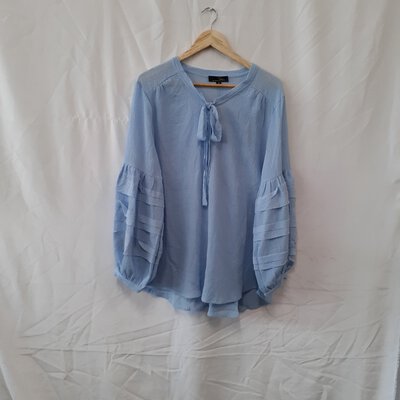 *New with tags* Suzanne Betro Light Blue Long Sleeved Blouse Size 1X *slight fault*