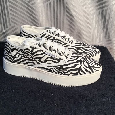 *Reduced* Womens Betty Basics Size 41 Zebra Print platform runner shoe